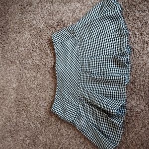 Houndstooth mini skirt/skortsBlack and white